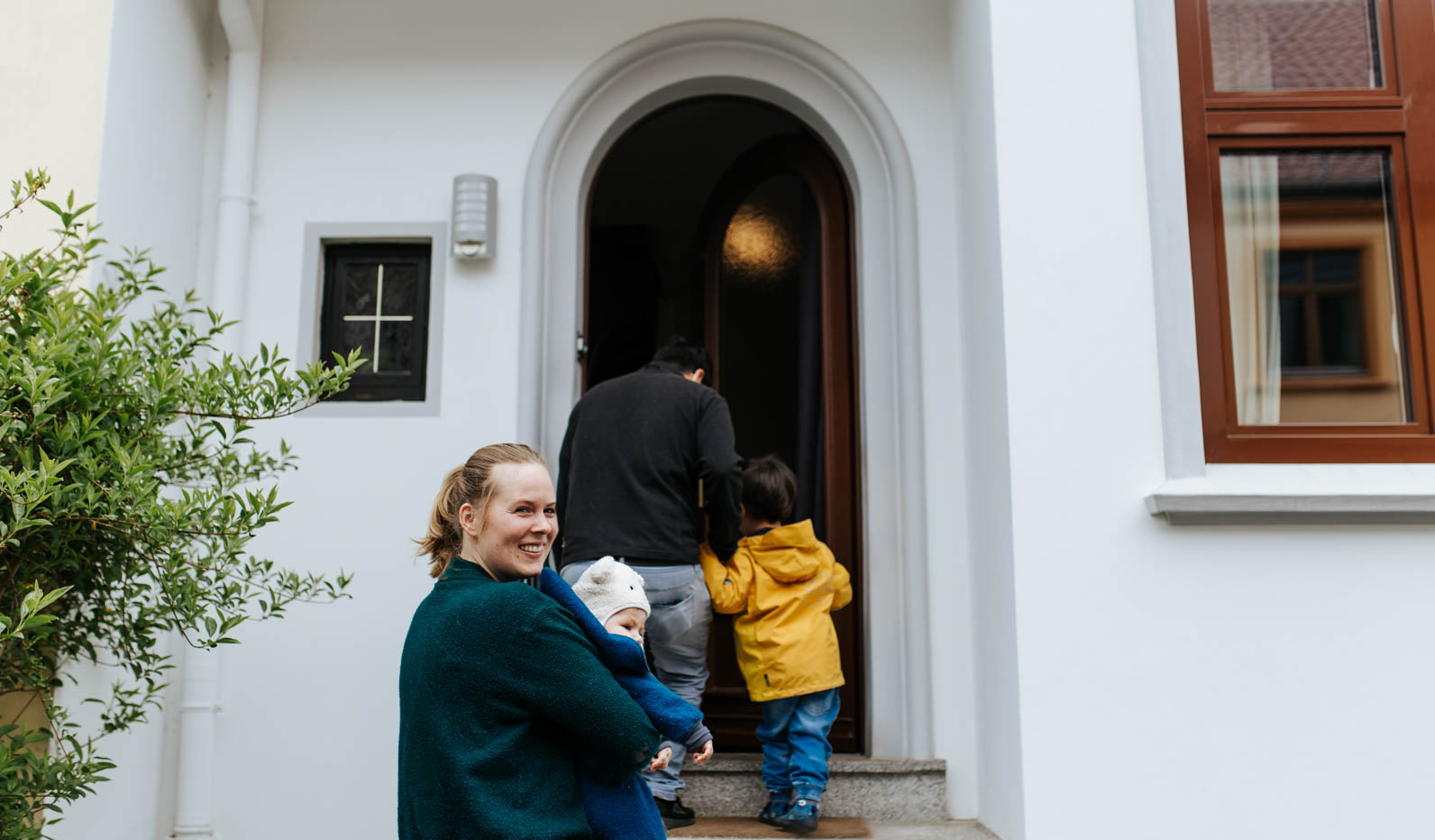 Familie in Bremen vor Haus in Peterswerder